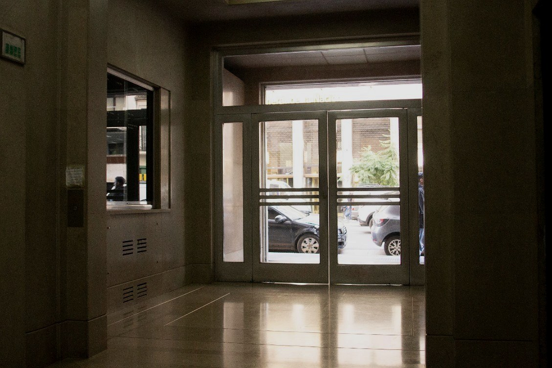 Acceso y lobby del edificio del estudio