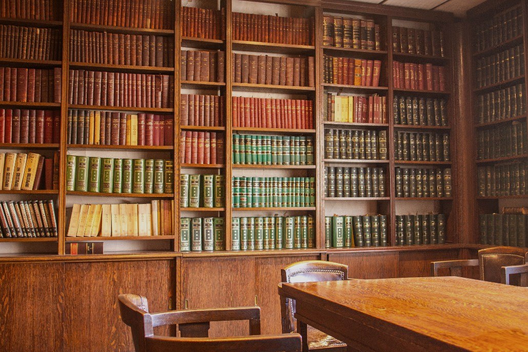 Biblioteca jurídica del Estudio Okęcki, Guiroy & Pereyra Iraola con mesa de trabajo
