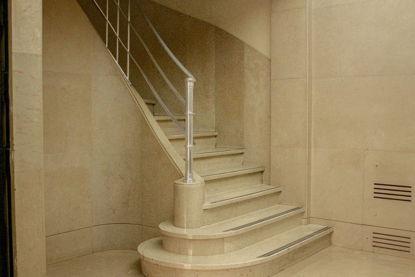 Escalera de mármol del edificio