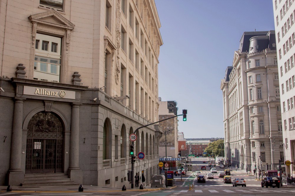 Fachada del edificio donde funciona el Estudio Okęcki, Guiroy & Pereyra Iraola